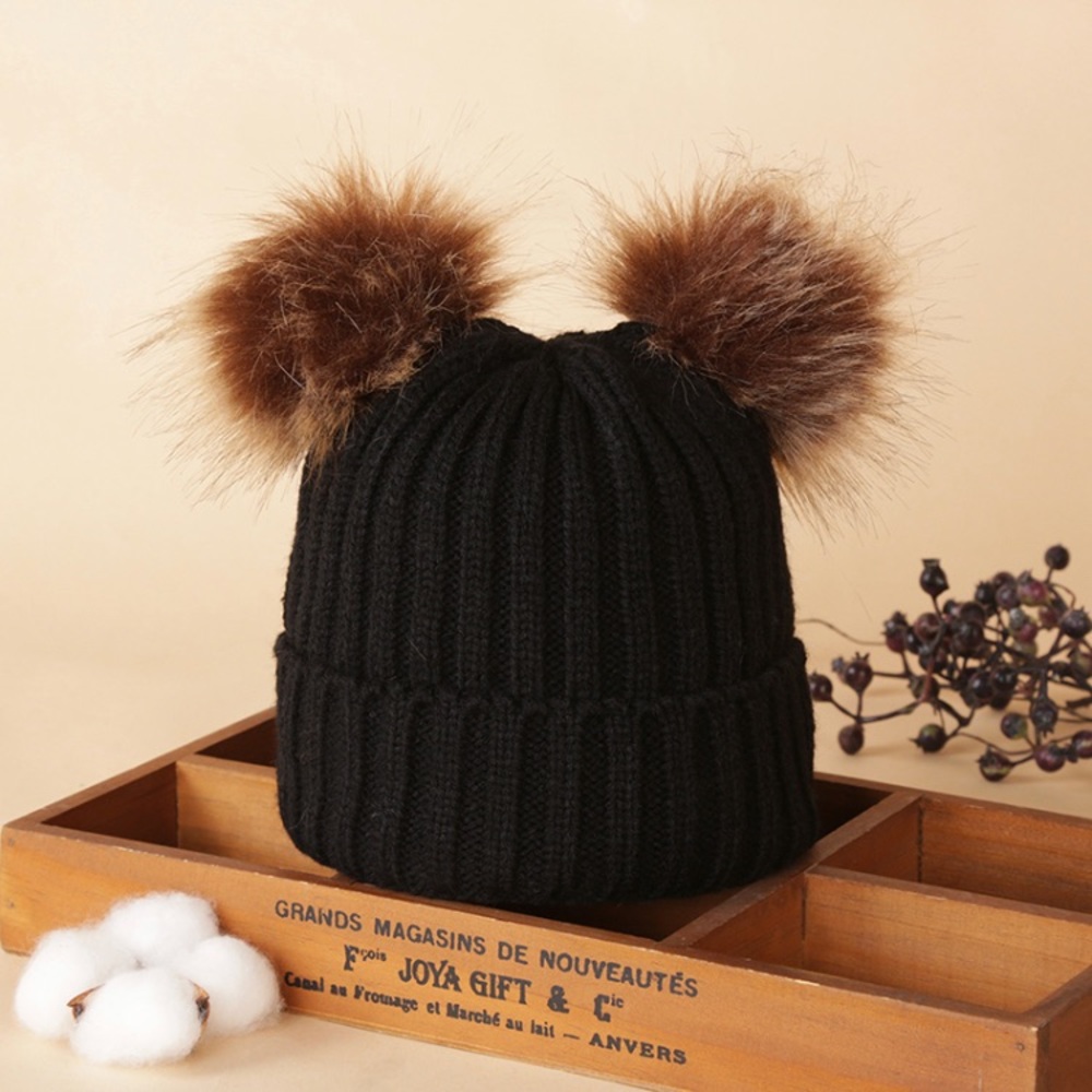 NWT🎉 Black Fashionable Solid Pompon Knitted Hat